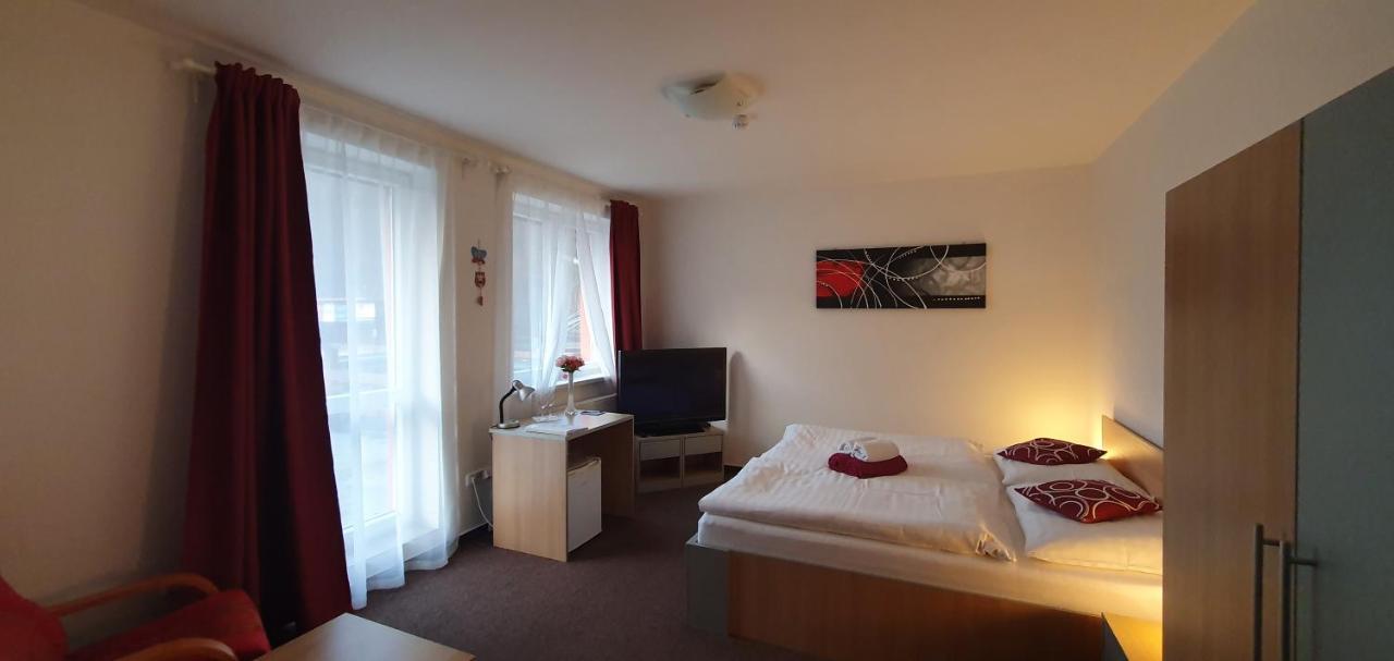 Penzion Amfik Bukovina Popovice  Exteriör bild