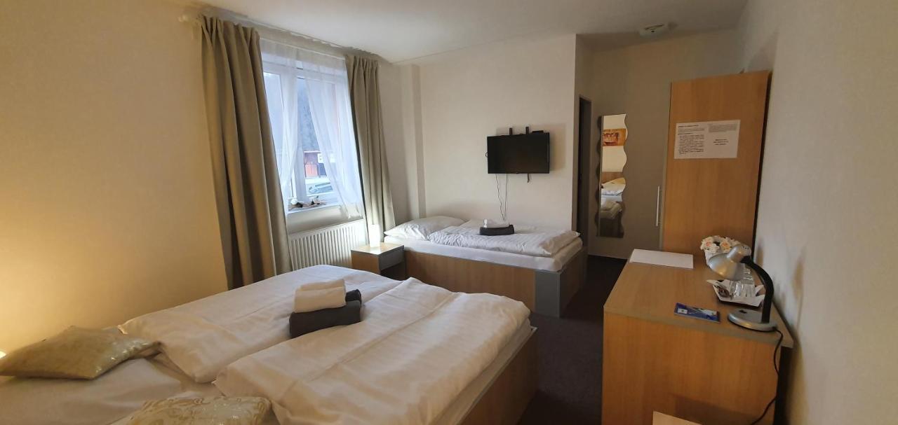 Penzion Amfik Bukovina Popovice  Exteriör bild