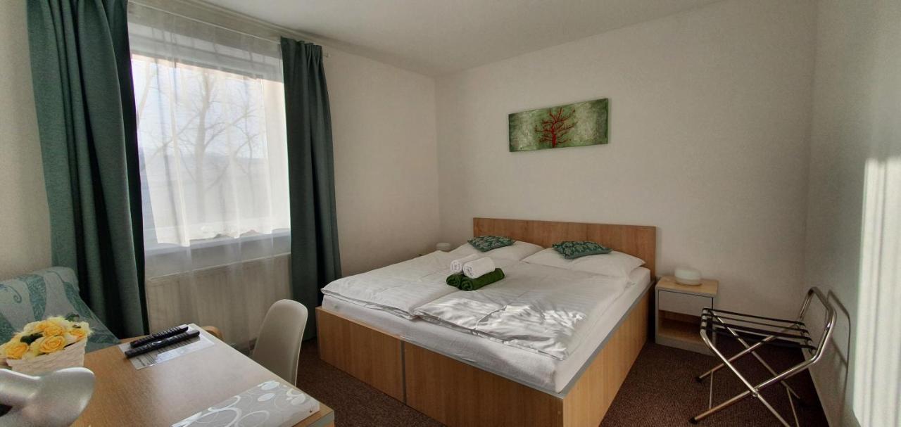 Penzion Amfik Bukovina Popovice  Exteriör bild