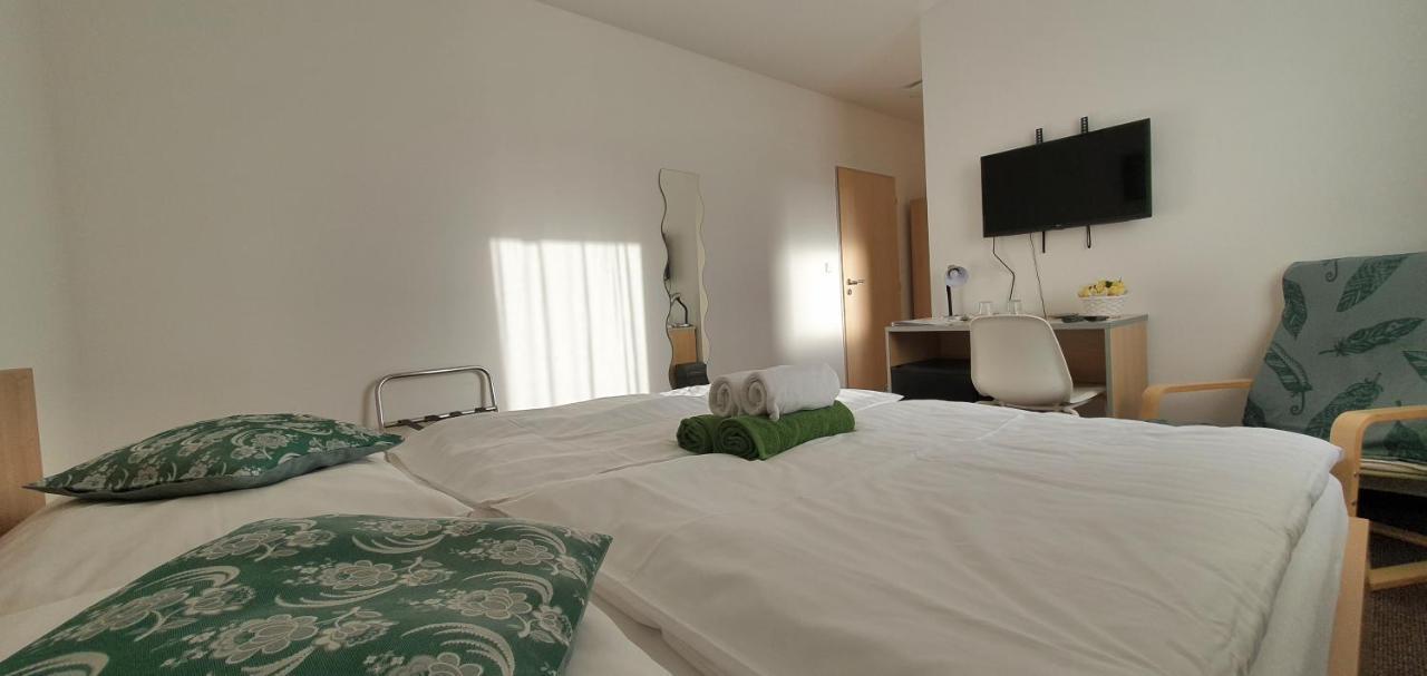 Penzion Amfik Bukovina Popovice  Exteriör bild