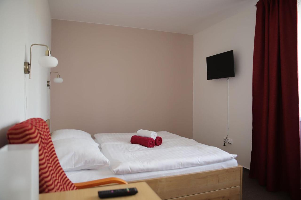 Penzion Amfik Bukovina Popovice  Exteriör bild