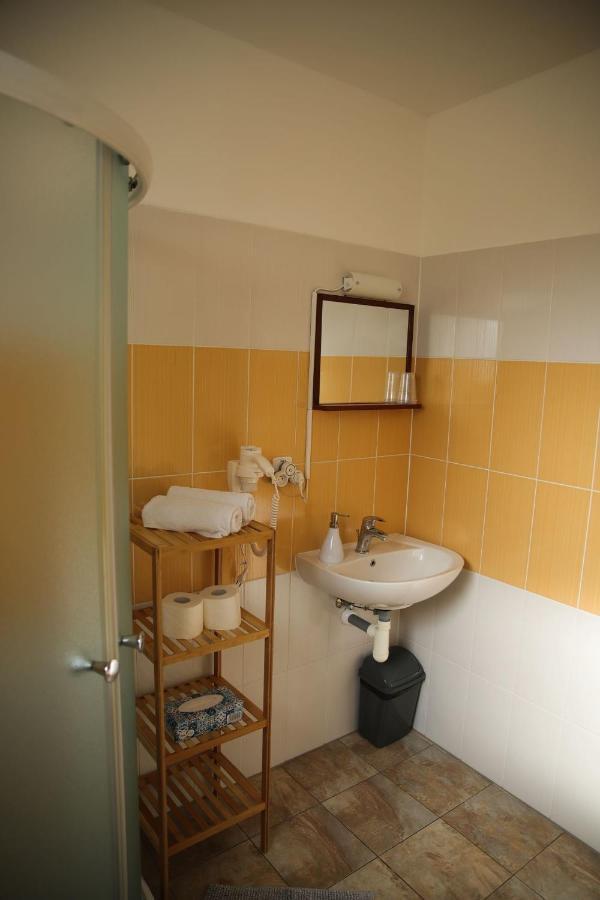 Penzion Amfik Bukovina Popovice  Exteriör bild