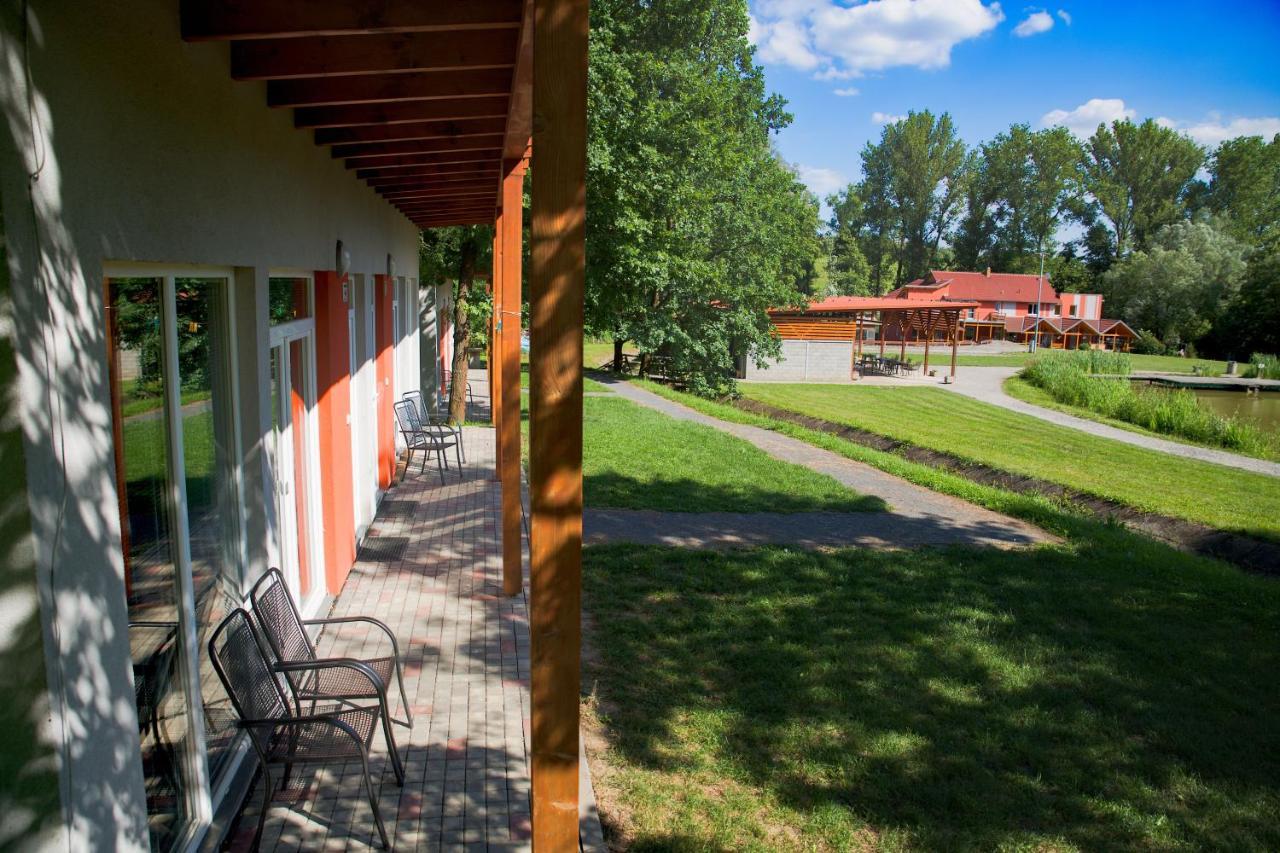 Penzion Amfik Bukovina Popovice  Exteriör bild